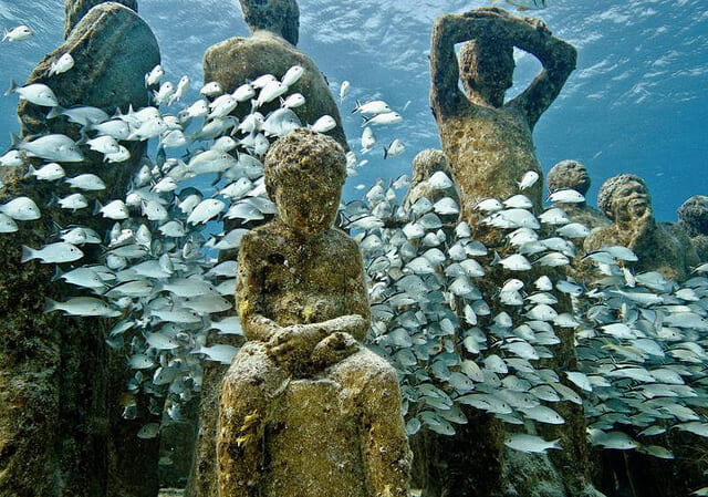 Esculturas en el museo subacuático de arte Cancún Dolphinaris